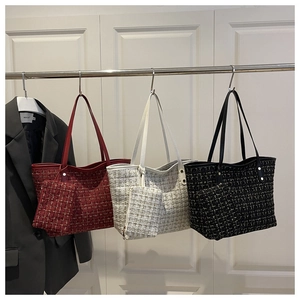 Sacs cabas chic en tweed avec petite pochette assortie en rouge, blanc cassé et noir