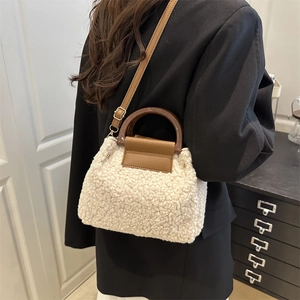 Schicke beige Teddy-Plüsch Handtasche mit braunem Rundgriff und verstellbarem Schultergurt
