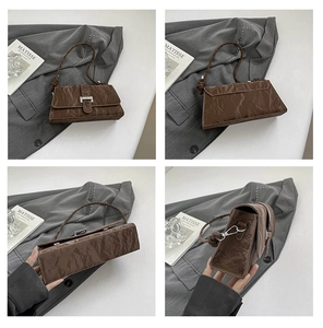 Sac sous le bras plissé marron avec poignée torsadée et boucle sous quatre angles