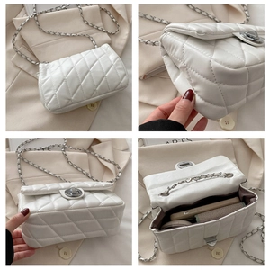 Détail du sac à bandoulière matelassé blanc avec chaîne argentée et fermoir métal
