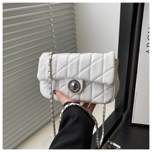 Détail du sac à bandoulière matelassé blanc avec fermoir anneau argenté et chaîne