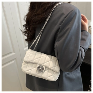 Détail du sac bandoulière matelassé blanc avec chaîne argentée et fermoir métallique
