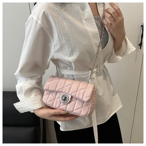 Vue détaillée du sac à bandoulière en cuir matelassé rose avec fermoir et chaîne