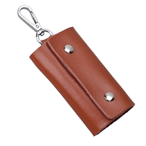 Estuche para llaves de cuero marrón con grano de lichi, botones y gancho metálico
