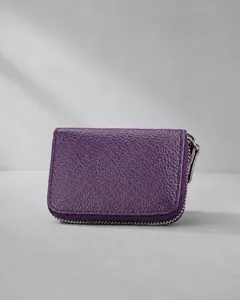 Detailansicht eines lila Leder-Kartenetuis mit Reißverschluss und Lychee-Maserung