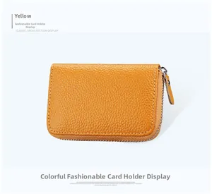 Detailansicht der gelben Leder-Kartentasche mit Lychee-Muster und Metall-Reißverschluss