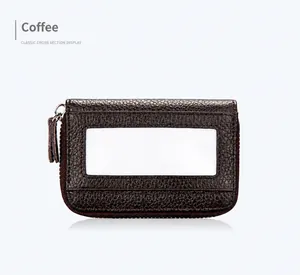 Detail der kaffeebraunen Leder-Kartentasche mit Litschitextur und transparentem Ausweisfenster