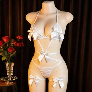 Dettaglio ravvicinato di fiocchi di raso bianco su un set di lingerie halter su un manichino
