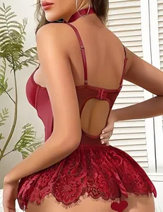 Dettaglio della schiena di un body rosso vino con pizzo e design elegante senza schiena