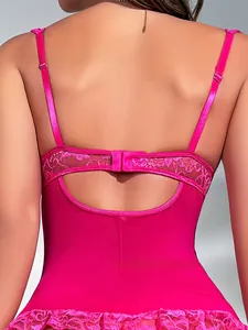 Dettaglio posteriore del body in pizzo rosa con design cut-out e spalline regolabili