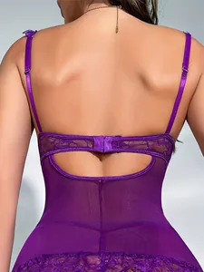 Vista dettagliata della schiena di lingerie in pizzo viola con mesh e spalline regolabili