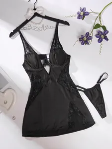 Détail de l'ensemble de lingerie en satin noir avec col en V en dentelle et fente haute