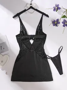 Vue détaillée d'un ensemble de lingerie en dentelle noire avec tissu en soie et fines bretelles