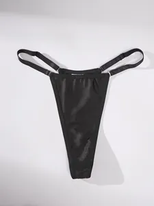 Vue détaillée du string en satin noir avec doubles bretelles réglables et boucles en métal