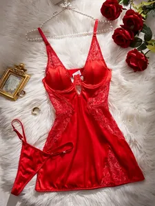 Ensemble de lingerie en satin rouge avec dentelle et fentes sur un tapis blanc doux