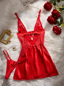 Détail de la lingerie en soie rouge foncé avec bordure en dentelle et décolleté en V