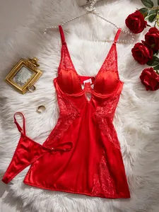 Vue détaillée d'un ensemble de lingerie en satin rouge et dentelle sur fond en peluche