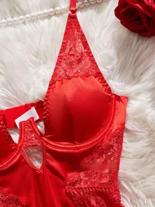 Gros plan de lingerie en dentelle rouge et satin avec broderies et bretelles