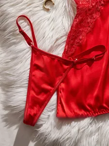 Vue détaillée d'un ensemble de lingerie en satin rouge avec dentelle sur fausse fourrure