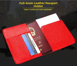 Détail du protège-passeport en cuir rouge grainé avec plusieurs fentes pour cartes