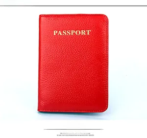 Détail du protège-passeport en cuir rouge grainé avec marquage doré élégant