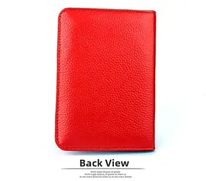 Vue arrière du protège-passeport en cuir rouge grainé avec des coutures soignées sur blanc