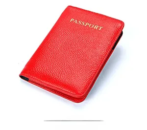 Détail d'un protège-passeport en cuir rouge grainé avec gaufrage doré élégant