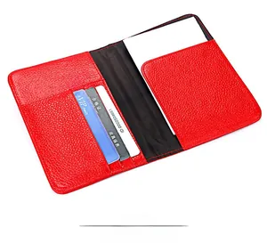 Vue intérieure du protège-passeport en cuir rouge avec fentes pour cartes et poches de rangement