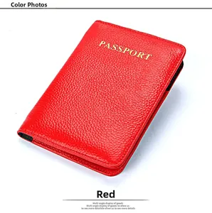 Protège-passeport en cuir rouge grainé avec inscription PASSPORT dorée sur fond blanc