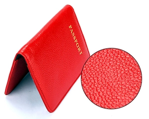 Détail du protège-passeport en cuir grainé rouge avec inscription dorée élégante