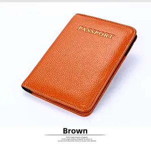 Détail du protège-passeport en cuir marron avec texte passport doré embossé