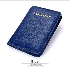 Détail de l'étui à passeport en cuir bleu avec texte doré et grain de cuir lychee chic