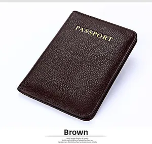 Détail du protège-passeport en cuir marron café avec texte PASSPORT doré gravé