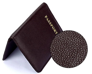 Détail de la texture en cuir grainé marron foncé et de la dorure du protège-passeport