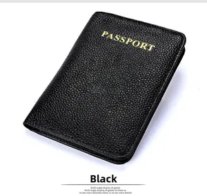 Détail du protège-passeport en cuir noir grainé avec lettrage PASSPORT doré embossé