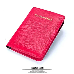 Vue détaillée du protège-passeport en cuir rose avec texte doré et coutures précises