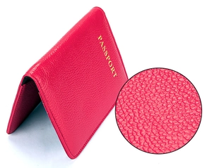 Détail macro du protège-passeport en cuir grainé rose avec lettrage doré élégant