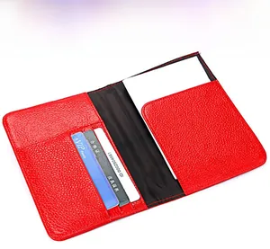 Détail du porte-passeport en cuir grainé rouge avec compartiments pour cartes