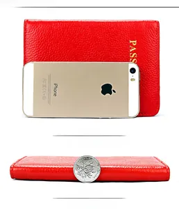 Comparaison de taille du protège-passeport en cuir rouge avec smartphone et pièces