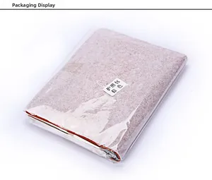Étui pour passeport en cuir marron emballé dans un sachet de protection transparent