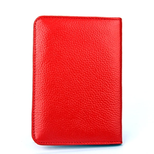 Protège-passeport en cuir rouge avec motif litchi et finitions de couture soignées