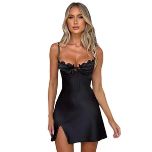 Robe nuisette sexy en satin noir avec bordure en dentelle, col V et nœud