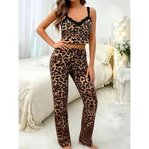 Detail der Loungewear mit Leopardenmuster, schwarzer Spitze und bequemem elastischem Stoff