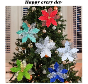 Gros plan de fleurs de poinsettia de Noël pailletées et ajourées sur un sapin