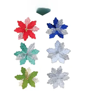 Détail de six fleurs de poinsettia pailletées en diverses couleurs pour décor de Noël