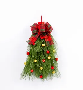 Detail van druppelvormige kerstkrans met geruite strik en feestelijke ballen