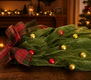 Kerstkrans van gaas met rode en gouden ballen gewogen op een elektronische weegschaal