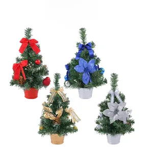Détails de quatre mini sapins de Noël avec ornements festifs dans des seaux colorés
