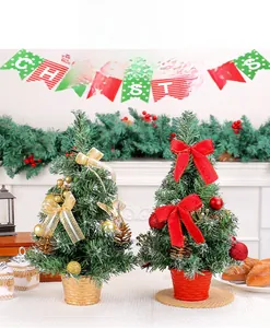 Détails de mini sapins de Noël de table avec nœuds festifs et pommes de pin