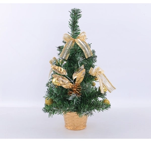 Vue détaillée d'un mini sapin de Noël avec nœuds dorés et pommes de pin décoratives